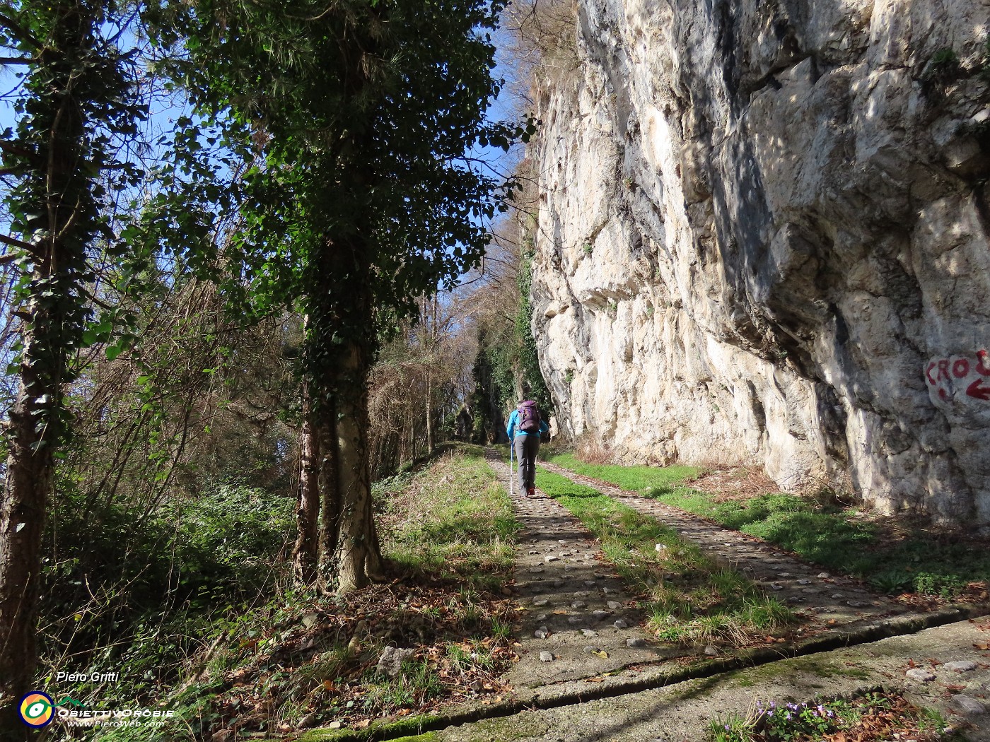 09 Per giro ad anello ( discesa veloce al rientro) saliamo a sx stradetta cementata.JPG